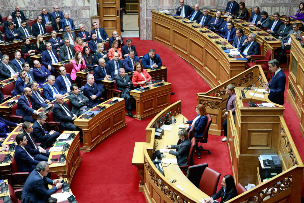 H ρελάνς της κυβέρνησης με το εργασιακό και η αμηχανία της αντιπολίτευσης