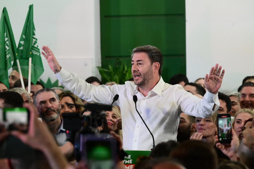 Το ΠΑΣΟΚ έχει πιάσει… ταβάνι: πανικός στο επιτελείο του έτοιμου να κυβερνήσει Ανδρουλάκη