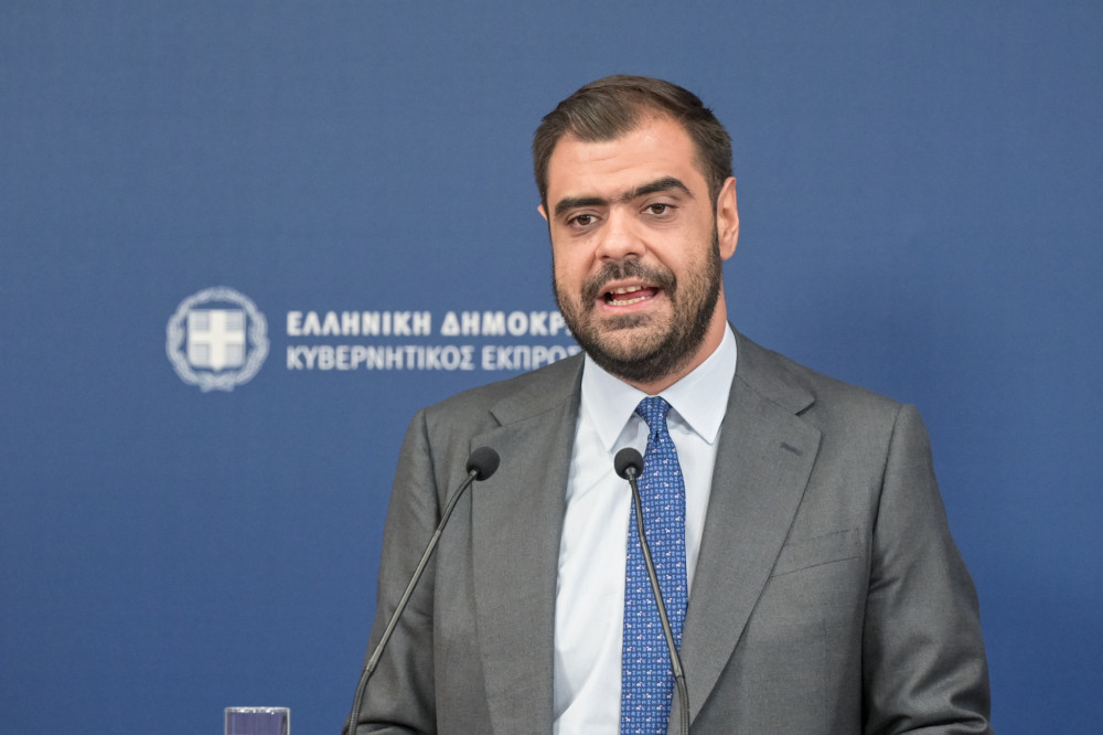 Παύλος Μαρινάκης στο Briefing για τους πολίτες: Η κυβέρνηση απαντά για fake news, 13ωρο και ακρίβεια (video)
