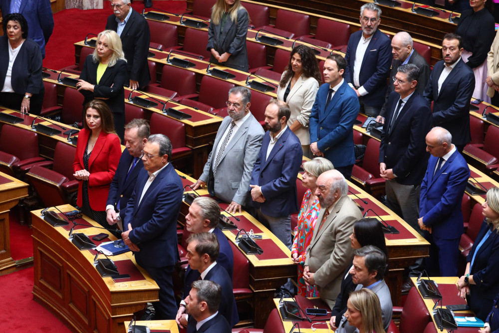 Όσο βουλιάζει τόσο φωνάζει: ο ΣΥΡΙΖΑ επανέρχεται στις… εργοστασιακές ρυθμίσεις