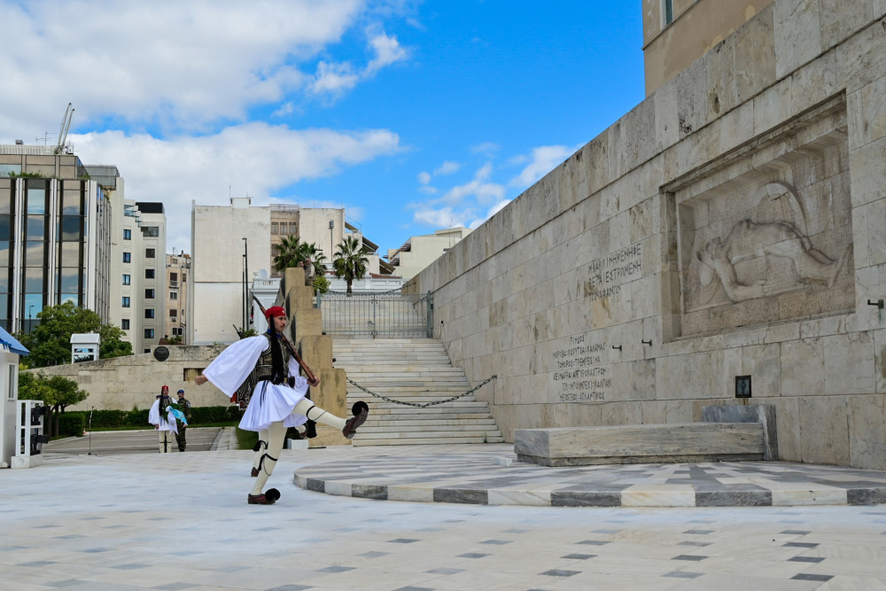 Όχι, σύντροφοι: το μνημείο του Άγνωστου Στρατιώτη δεν είναι… ντεκόρ