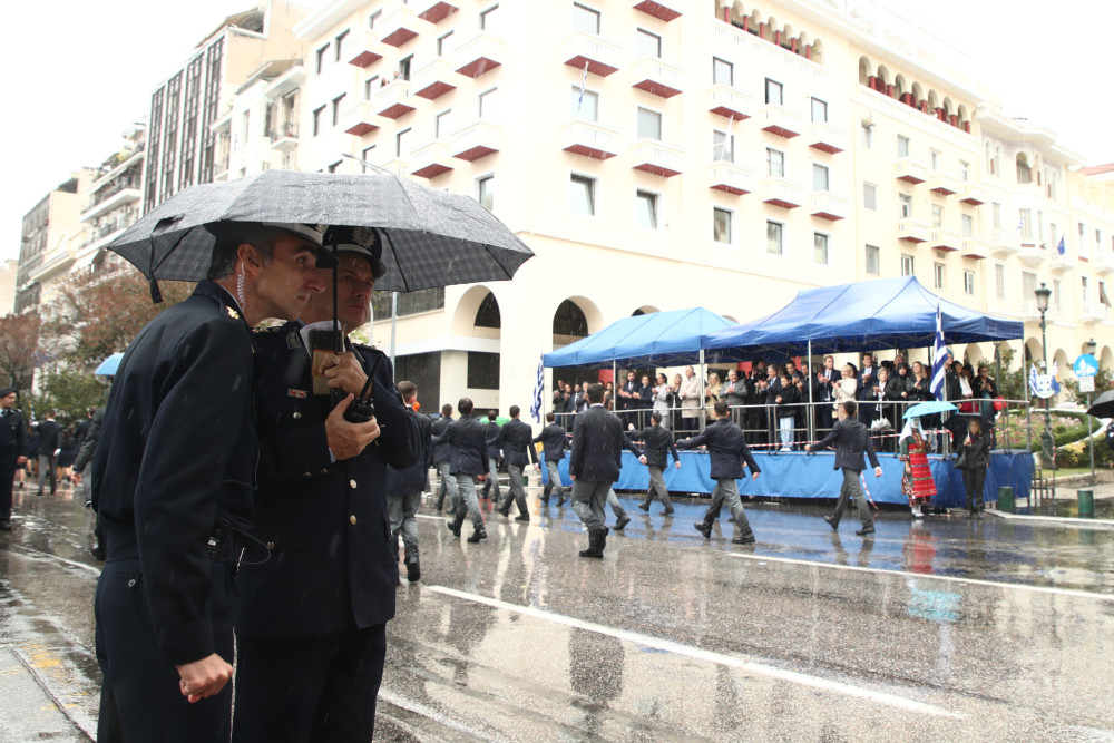 Με βροχή η μαθητική παρέλαση για την 28η Οκτωβρίου στη Θεσσαλονίκη (photos-video)