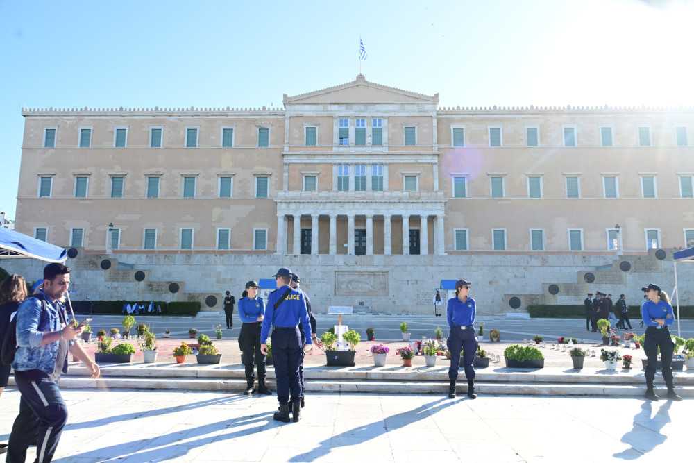 Σύνταγμα: ισχυρή η παρουσία της αστυνομίας για τη μαθητική παρέλαση (photos)