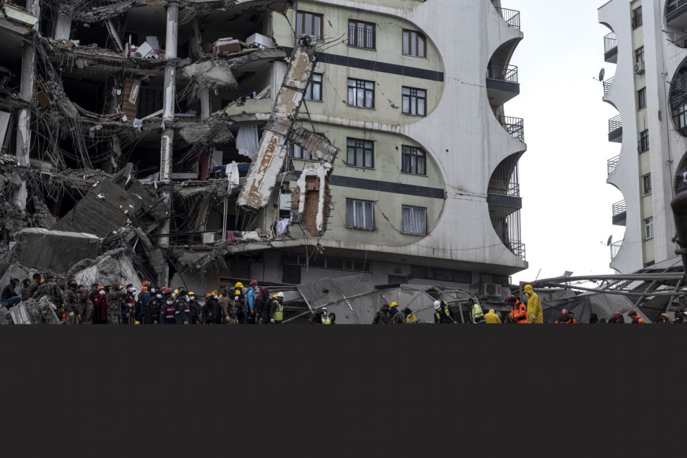 Κωνσταντινούπολη: κατέρρευσε πολυκατοικία - 12χρονος ανασύρθηκε νεκρός