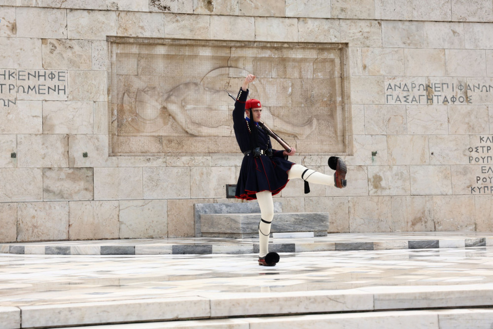 Το ΠΑΣΟΚ προσπαθεί να πατήσει σε δύο βάρκες: η «πάνω πλατεία» και το Μνημείο του Άγνωστου Στρατιώτη