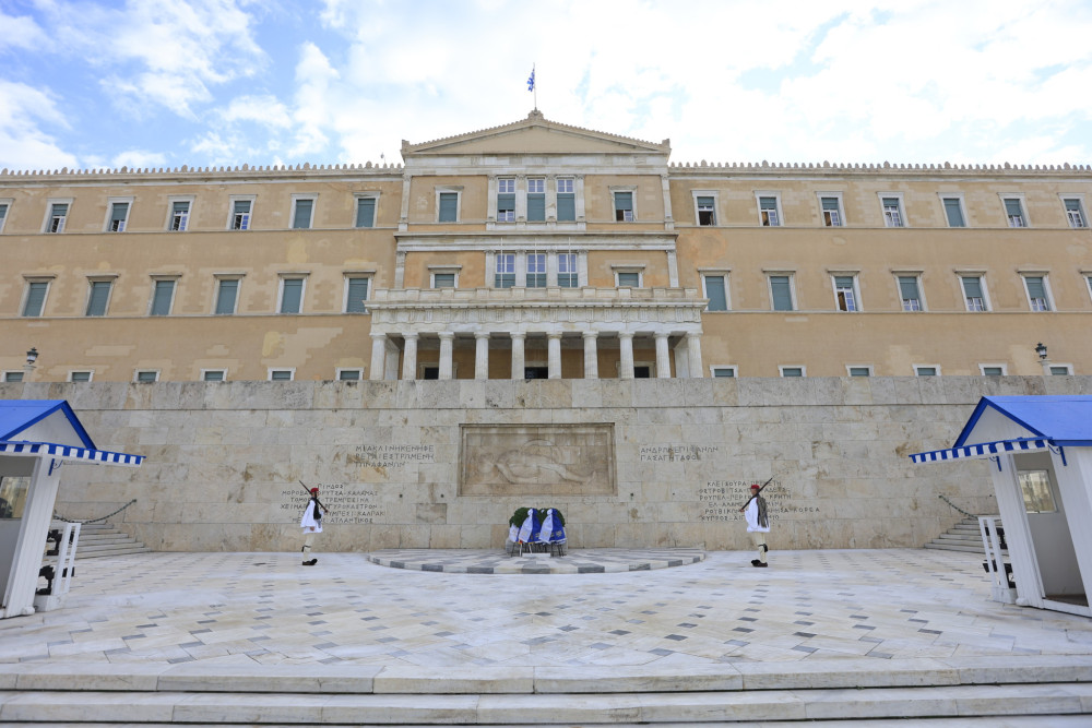 Μνημεία και μνήματα σε πολιτεία πιο ξένη