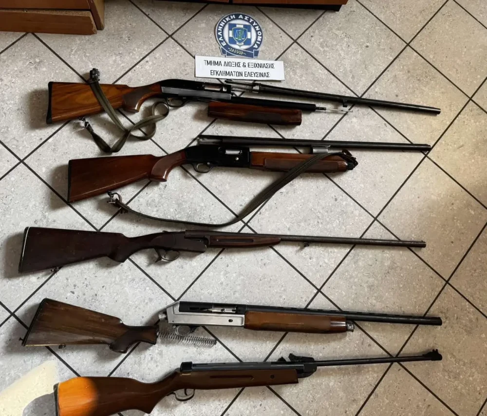 Ελευσίνα: 17χρονος απείλησε μαθητή με πιστόλι στο σχολείο - Τρεις συλλήψεις, κατασχέθηκαν όπλα