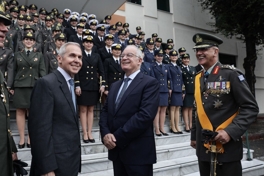 Τα ξίφη στους νέους αξιωματικούς της ΣΣΑΣ επέδωσε ο Τασούλας