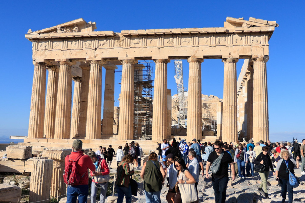 Τουρισμός: ρεκόρ 26 εκατ. επισκεπτών και 16,7 δισ. ευρώ έσοδα στο οκτάμηνο