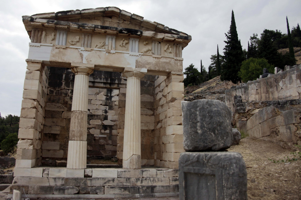 Απόπειρα αρχαιοκαπηλίας στους Δελφούς - Συνελήφθησαν δύο Πολωνοί τουρίστες