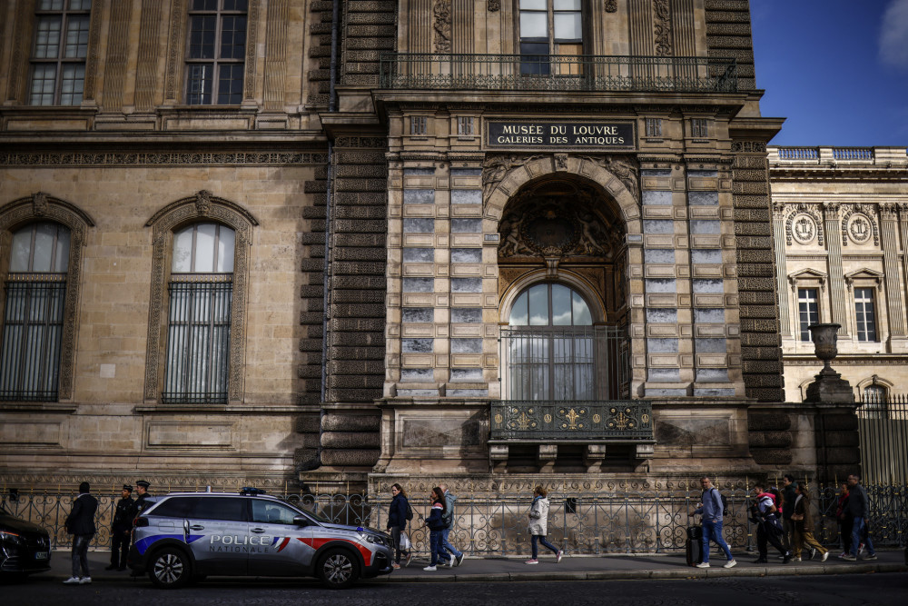 Αποκάλυψη Bild: απόπειρα πώλησης των κλεμμένων κοσμημάτων του Λούβρου σε εταιρεία μέσω Darknet