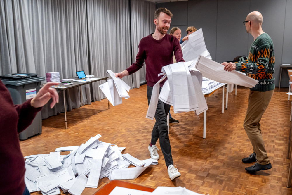 Εκλογικό θρίλερ στην Ολλανδία: από 26 έδρες Γέτεν και Βίλντερς