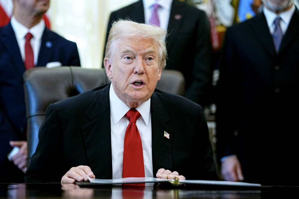 Αναστάτωση στον Λευκό Οίκο: στέλεχος φαρμακευτικής κατέρρευσε μπροστά στον Τραμπ (video)