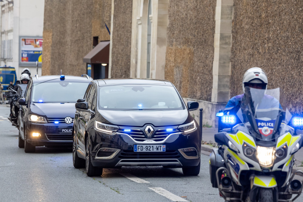 Εκτός φυλακής ο Σαρκοζί - Τον παρέλαβε η Κάρλα Μπρούνι, συνοδεία ισχυρών δυνάμεων (video)