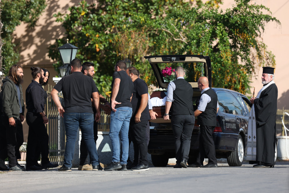 Με ανιχνευτή μετάλλων η κηδεία της 57χρονης που σκοτώθηκε στα Βορίζια - Πού στρέφονται οι έρευνες