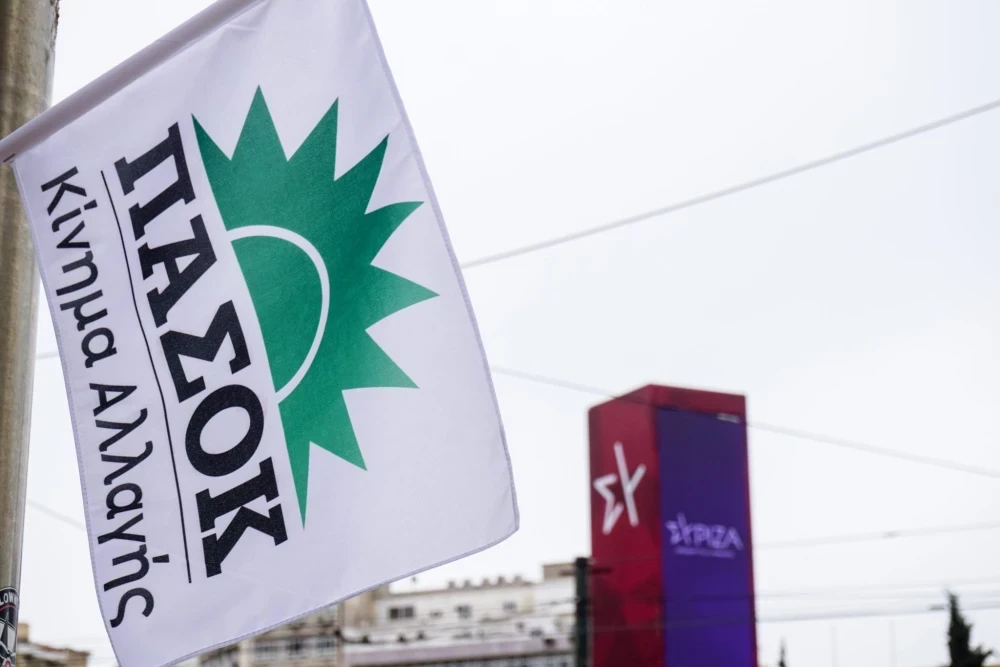 «Μαλλιοτράβηγμα» ΣΥΡΙΖΑ - ΠΑΣΟΚ: «Ο Τσίπρας λέει ότι είστε όλοι άχρηστοι»