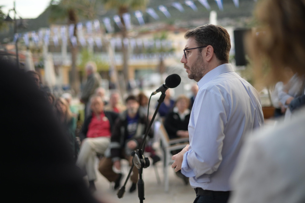 Πόσοι… κουβάδες χωράνε στο ΠΑΣΟΚ: οι συνεχείς πολιτικές γκάφες του Ανδρουλάκη και η πραγματικότητα