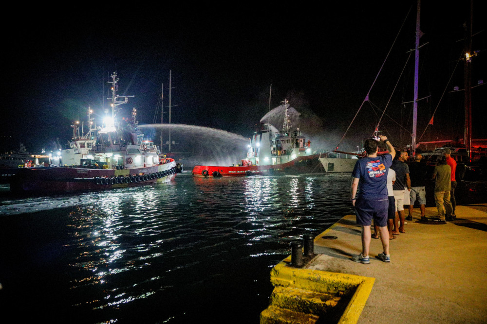 Πειραιάς: μεγάλη φωτιά σε σκάφη στην Ακτή Θεμιστοκλέους - Ένα καταστράφηκε και βυθίστηκε