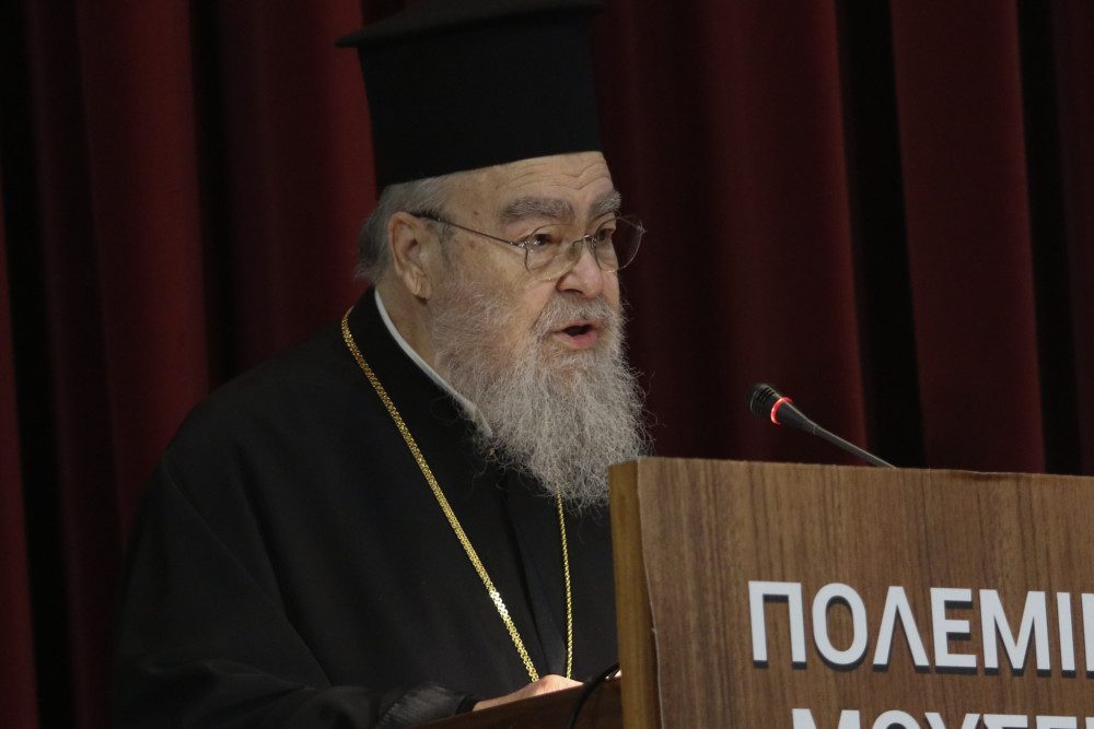 Ένταση στην Εκκλησία: ο μητροπολίτης Δωδώνης επιτέθηκε σε δάσκαλο για το πουκάμισό του (video)