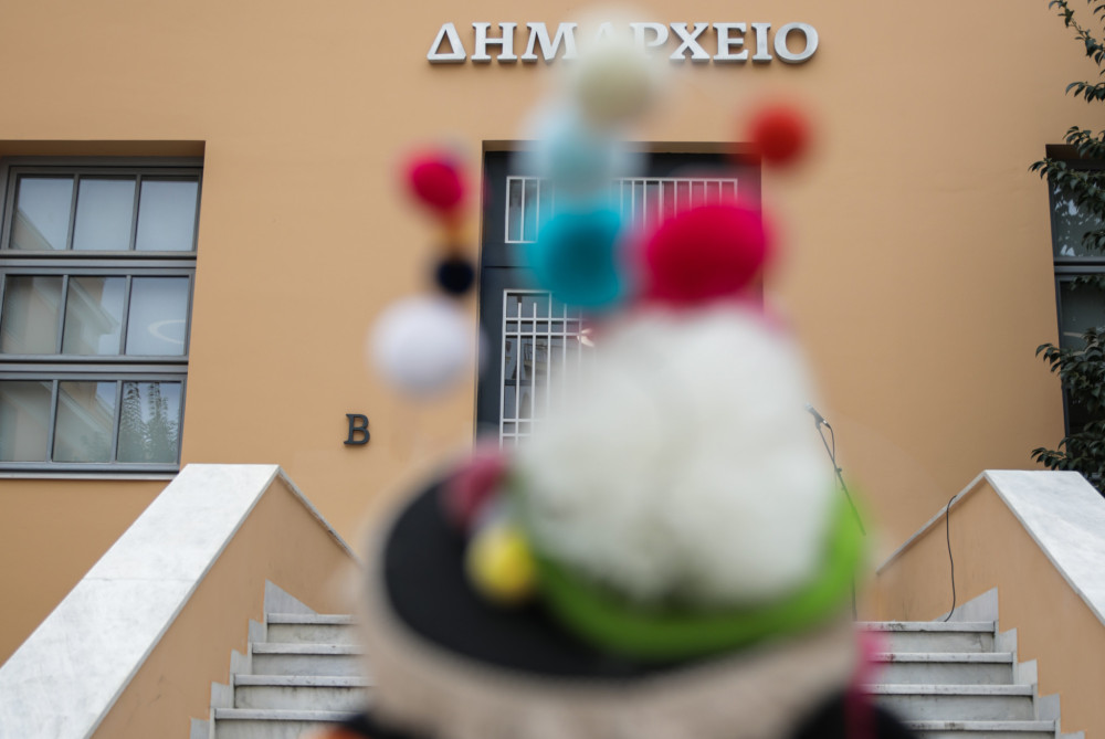 Ο δήμαρχος που πολεμά τις πινακίδες