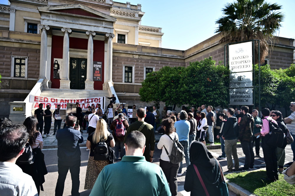 Ψεκασμένες θεωρίες: από τις τρισκατάρατες ταυτότητες στον... εξαποδό προσωπικό αριθμό