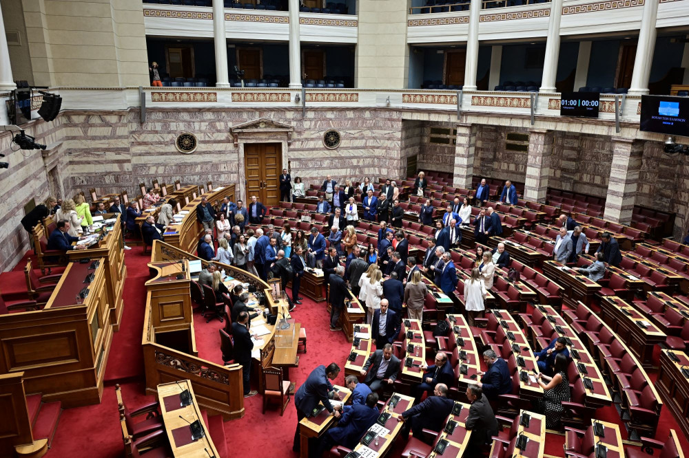 Το τελευταίο «αποκούμπι» της αντιπολίτευσης είναι η… οργή