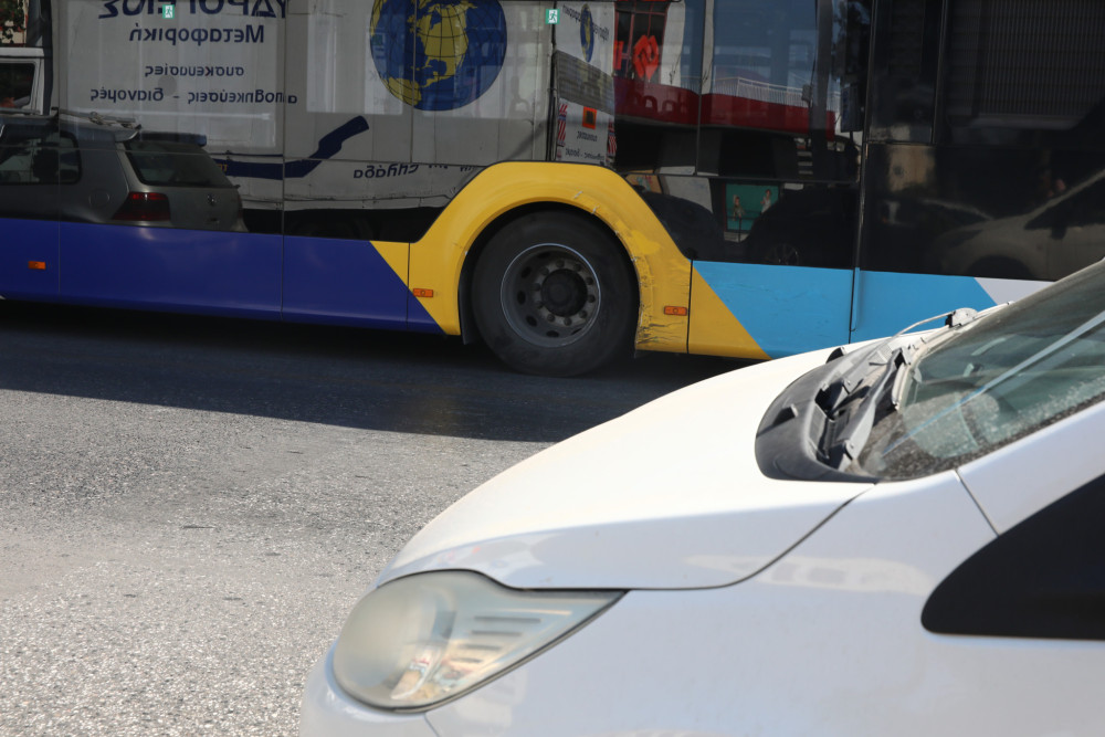 Σοκ στον Πειραιά: λεωφορείο παρέσυρε 72χρονη τη στιγμή που προσπαθούσε να επιβιβαστεί