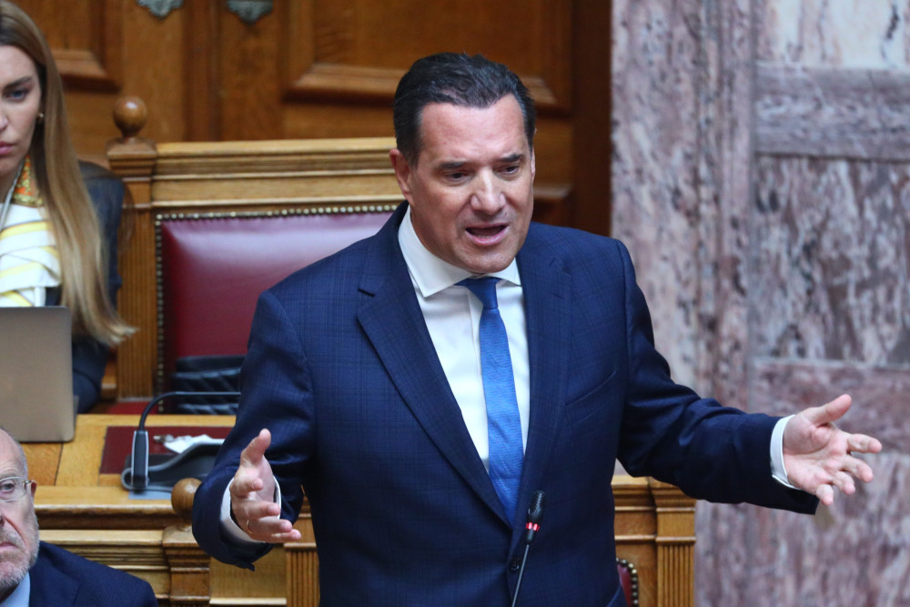 Ο Άδωνις Γεωργιάδης κέρασε γλυκά τους εργαζόμενους του ΕΣΥ μετά την απεργία (video)