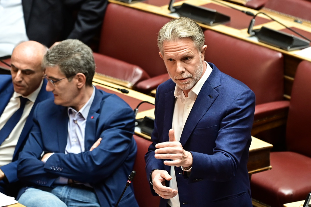 Μετανιωμένος ο Γερουλάνος: Δεν έπρεπε να μείνει άδεια η καρέκλα του Ανδρουλάκη στην κηδεία Σαββόπουλου