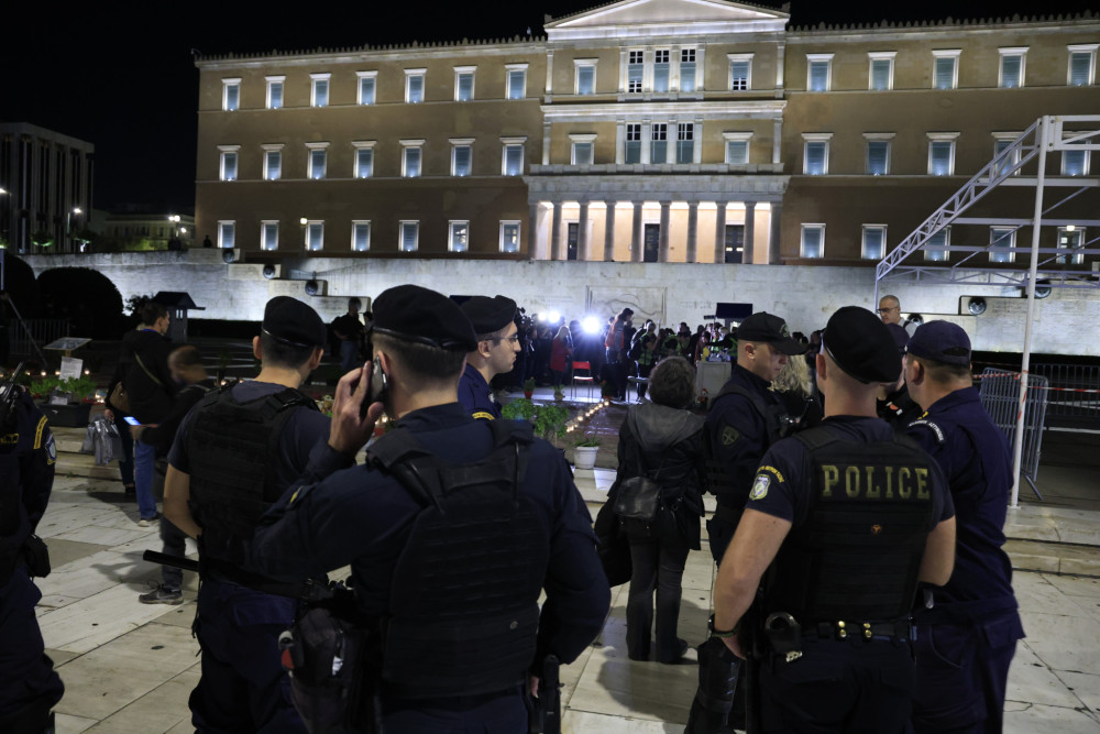 Παρέμβαση των αναρχικών του Ρουβίκωνα στον Άγνωστο Στρατιώτη - 23 προσαγωγές (video)