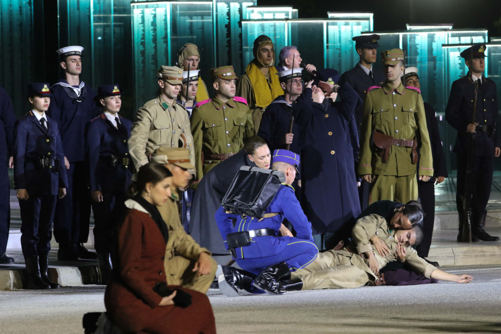 Εντυπωσιακό δρώμενο υψηλού συμβολισμού στα αποκαλυπτήρια της νέας πρόσοψης του Πενταγώνου (photos)