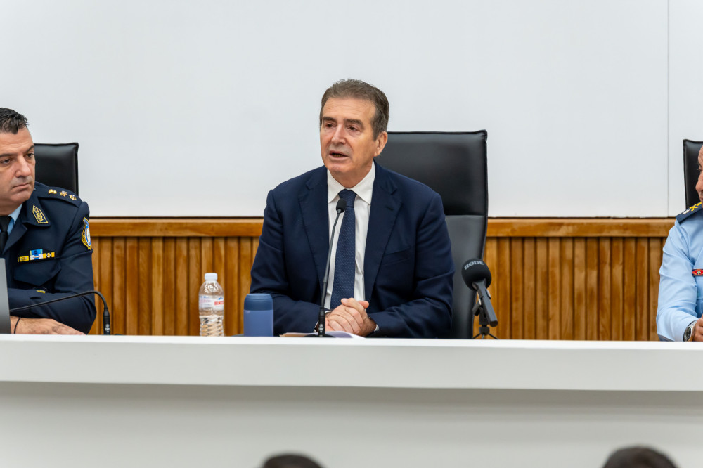 Επίσκεψη Χρυσοχοΐδη στην Κρήτη - Παρουσιάζει τις αλλαγές στο καθεστώς οπλοκατοχής