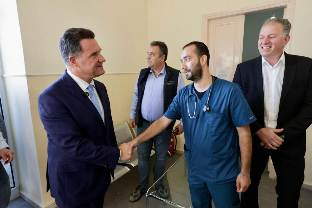 Άδωνις Γεωργιάδης στη Χίο: ψυχραιμία απέναντι στις… «παραξενιές» των διαδηλωτών