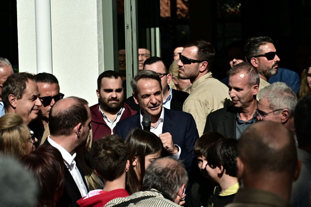 Μητσοτάκης από Ελευσίνα: Η χώρα ισχυροποιείται - Αυξήσεις στους μισθούς από Ιανουάριο