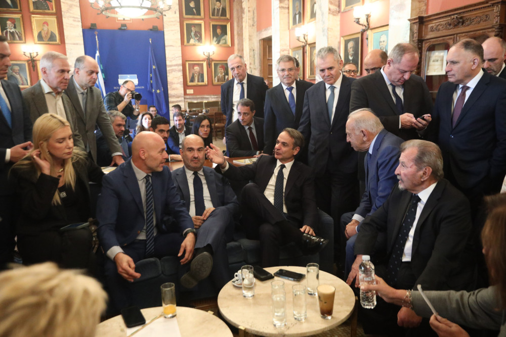 Στο εντευκτήριο με βουλευτές ο Μητσοτάκης: Το θέμα είναι ποιος θα σουβλιστεί στις εκλογές (photos)