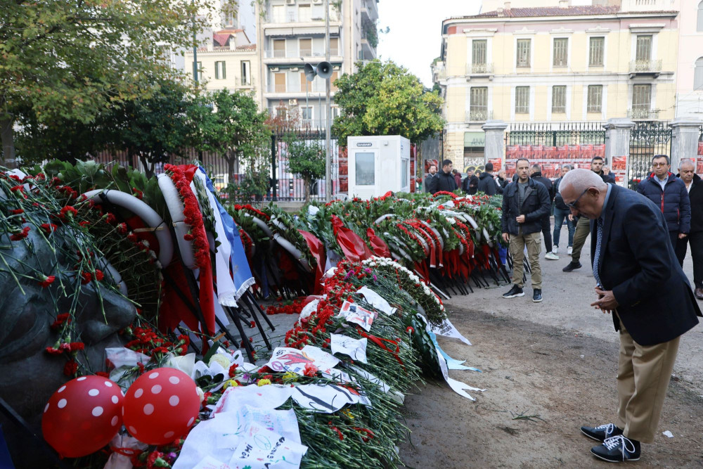 Πολυτεχνείο: στεφάνι κατέθεσε ο Κακλαμάνης - Ενός λεπτού σιγή στη Βουλή (video)