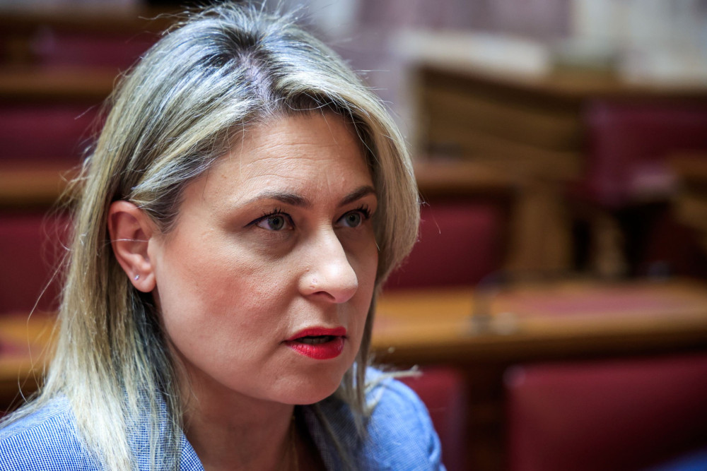 Χριστίνα Αλεξοπούλου για επίθεση στο γραφείο της: «Βγάλτε τις κουκούλες και ελάτε να μιλήσουμε»