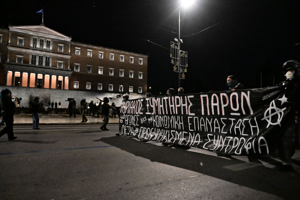 Οι αναρχικοί… τιμούν την τρομοκρατία: «Δόξα και τιμή» στον βομβιστή