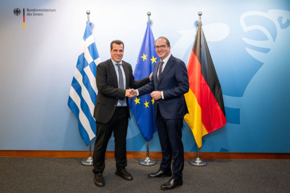 Συνάντηση Πλεύρη με τον ΥΠΕΣ Γερμανίας: Έμφαση στη φύλαξη των συνόρων και τις επιστροφές