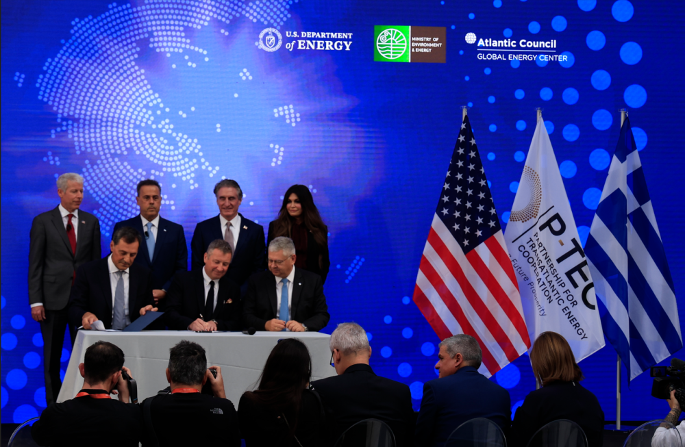 Reuters: Η Ελλάδα υπέγραψε την πρώτη της μακροπρόθεσμη συμφωνία για LNG με τις ΗΠΑ