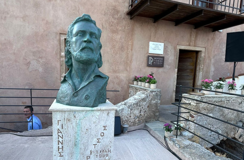 Σαν σήμερα, το 1990, φεύγει από τη ζωή ο ποιητής της Ρωμιοσύνης, Γιάννης Ρίτσος