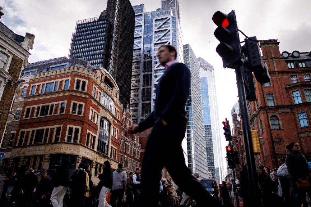 Μετά τη Γαλλία, οι αγορές χτύπησαν και τη Βρετανία λόγω ανησυχιών για τα δημοσιονομικά