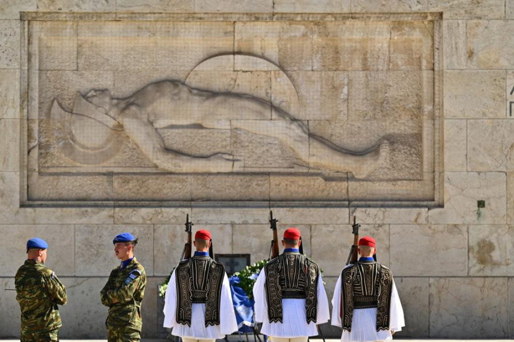 Σε συλλήψεις κατέληξαν οι 23 προσαγωγές μετά τα αίσχη του Ρουβίκωνα στον Αγνωστο Στρατιώτη