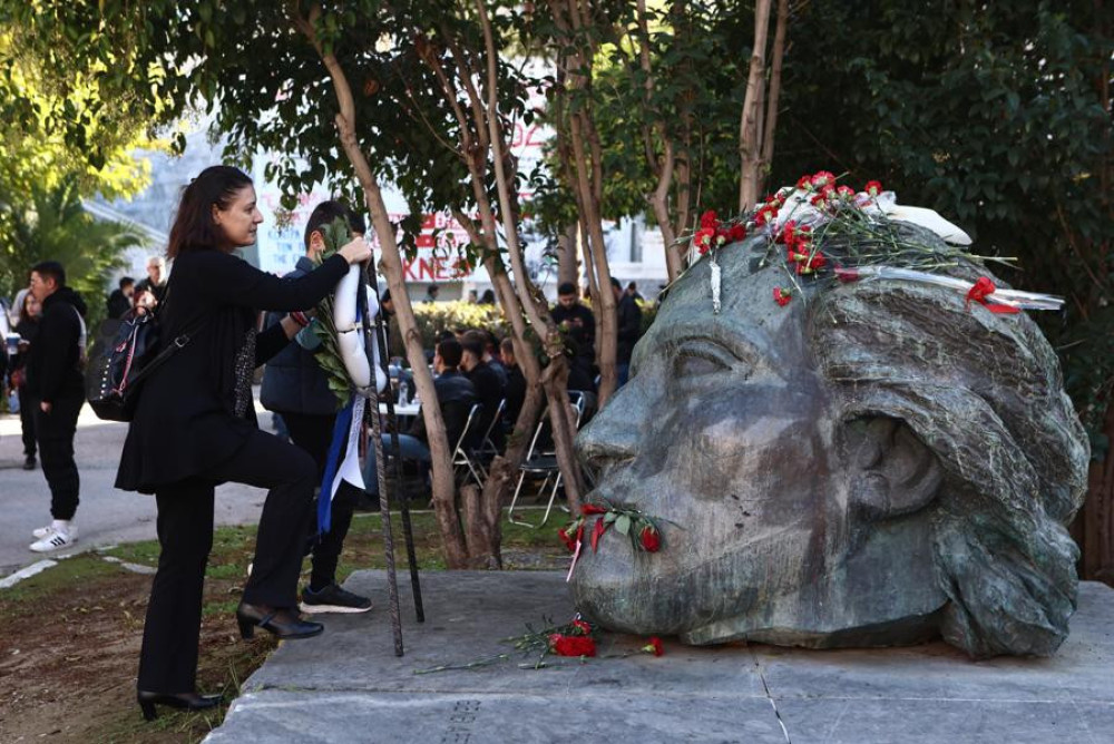 Πολυτεχνείο: επεισόδια μεταξύ ακροαριστερών και αναρχικών - Τραυματίες μεταφέρθηκαν στο νοσοκομείο (video)