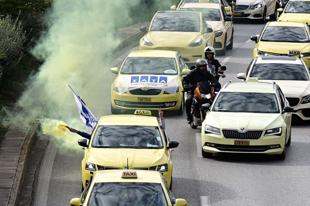 Ταξί: λήγει η απεργία στις 6 πρωί της Πέμπτης μετά τη συνάντηση με τον Κυρανάκη