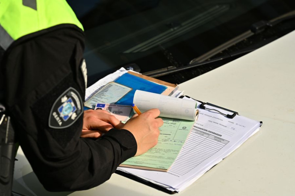 Γνωστή δημοσιογράφος συνελήφθη για απείθεια, απειλή και εξύβριση αστυνομικών στην Αττική Οδό