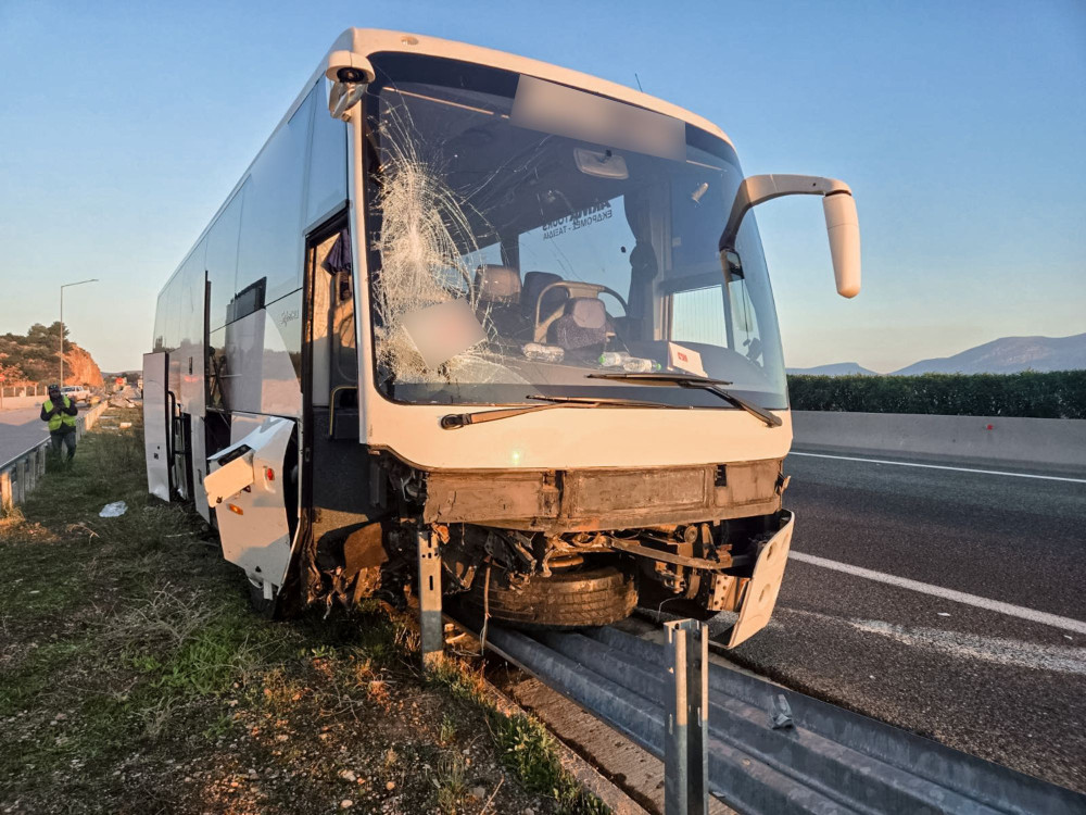 Ρυζόμυλος Βόλου: Ανατροπή λεωφορείου με 30 επιβάτες – 13 τραυματίες