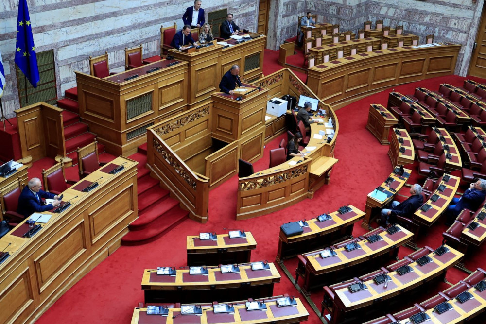 Τέλος η ανοχή στη Βουλή - «Πέρασε» από την Ολομέλεια ο «χρονοκόφτης»