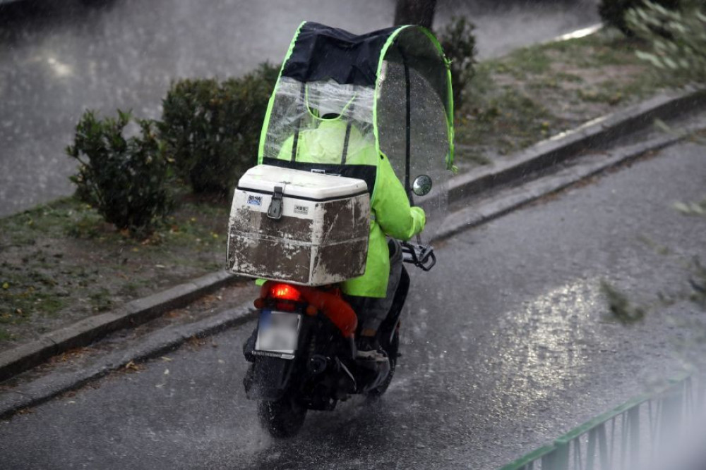 Μέτρα για τους εργαζομένους λόγω κακοκαιρίας: τηλεργασία και απαγόρευση delivery
