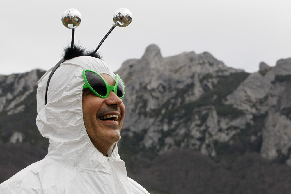 «Εθνική Συμμαχία Υπερκοσμικής Αλήθειας» - Το «νέο κόμμα» που θα γκρεμίσει το πολιτικό σκηνικό